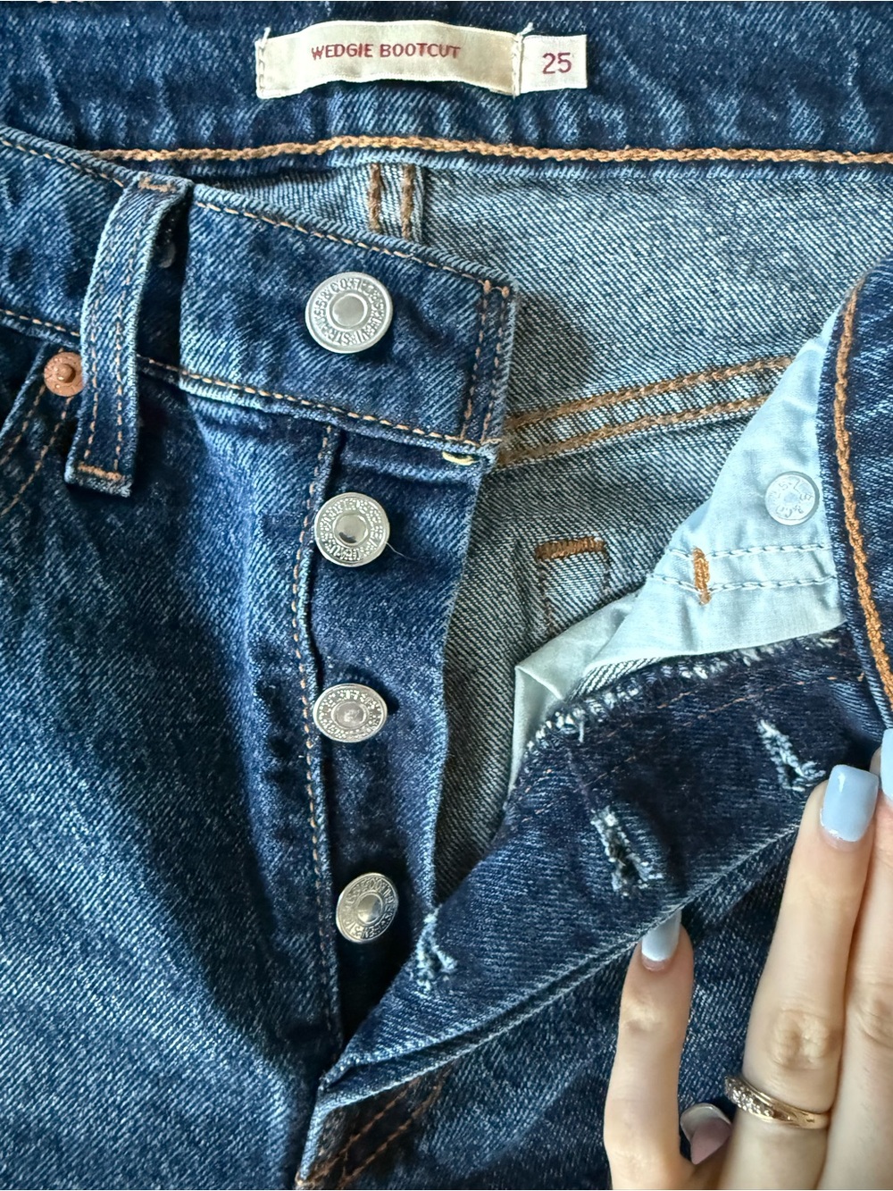 Levis Wedgie Boot Cut - High-Rise Jeans in Dark Blue - Picture 3 of 4